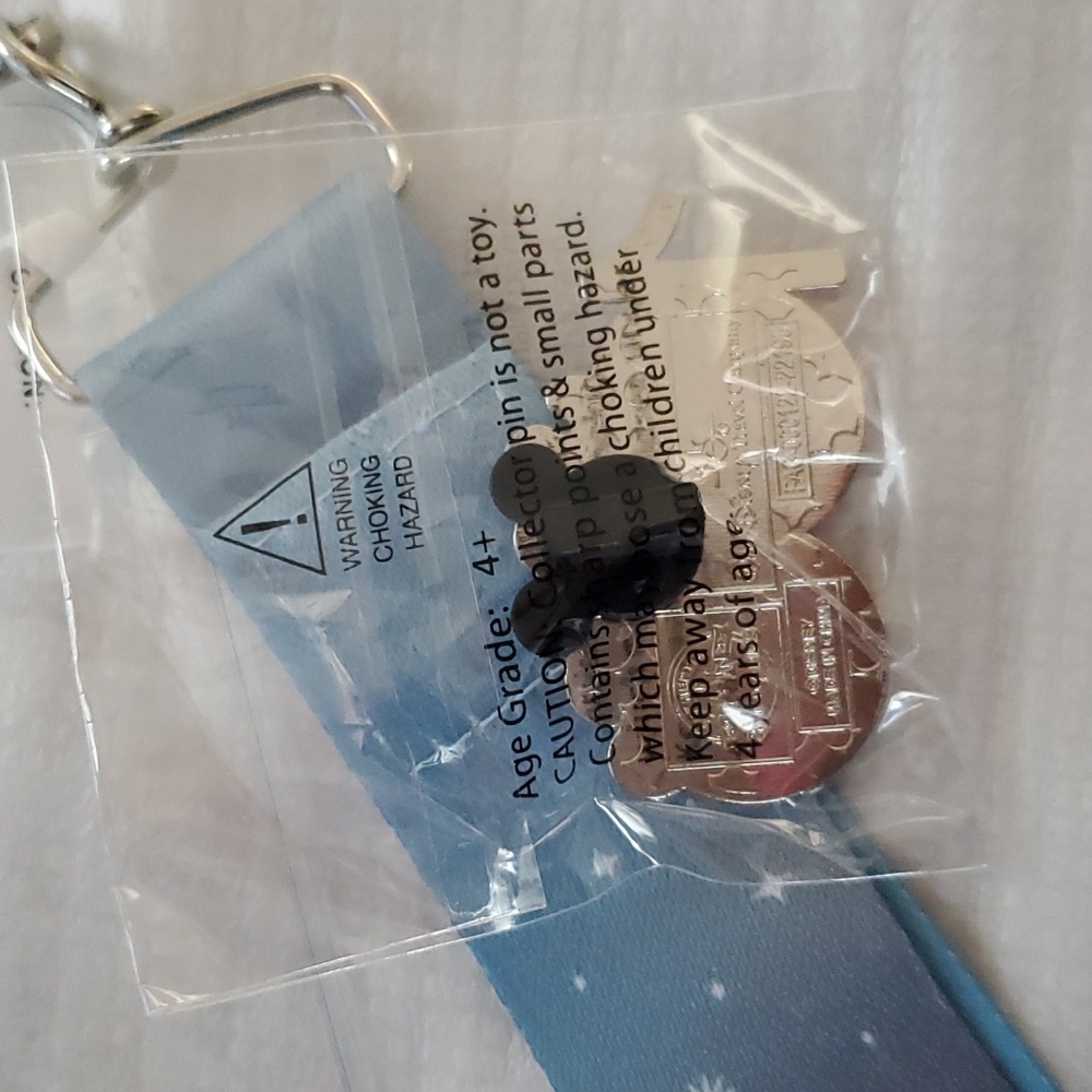 Disneyland Lanyard w/ Disney 100 Mickey & Minnie Pin, New - Picture 4 of 5